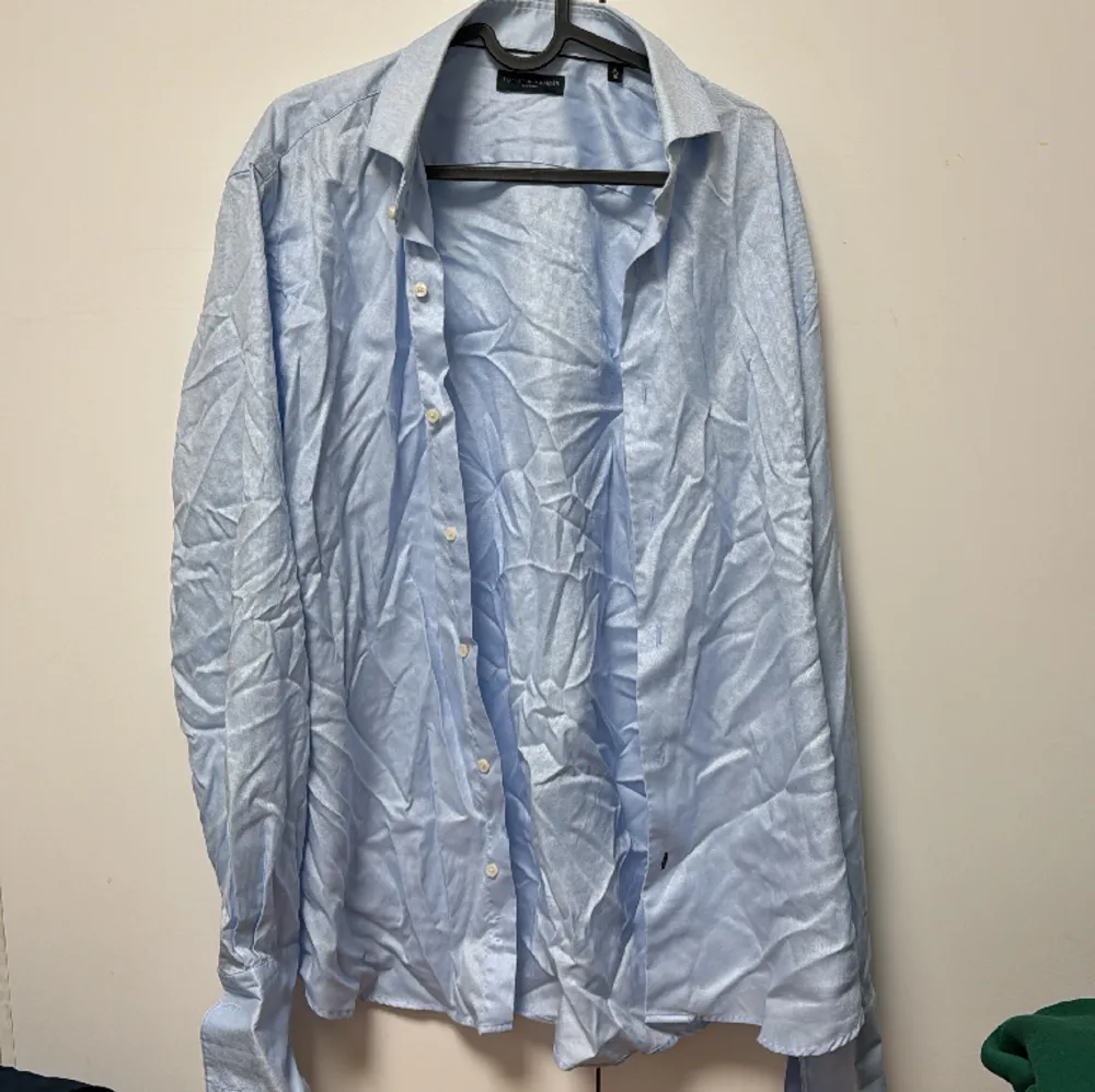 Vintage Tommy Hilfiger Skjorta Storlek 41/16 passar mig som är Medium. Säljs för 450 men pris kan diskuteras.. Skjortor.