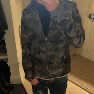 Valentino camo windbreaker - Valentino camo windbreaker jacka. Perfekt till våren. 