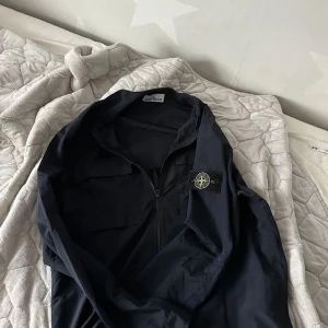 Stone island overshirt - Hej, jag säljer en jätte snygg och stilllig stone island overshirt.Den är enkel att styla ihop med något och passar ihop med det mesta!