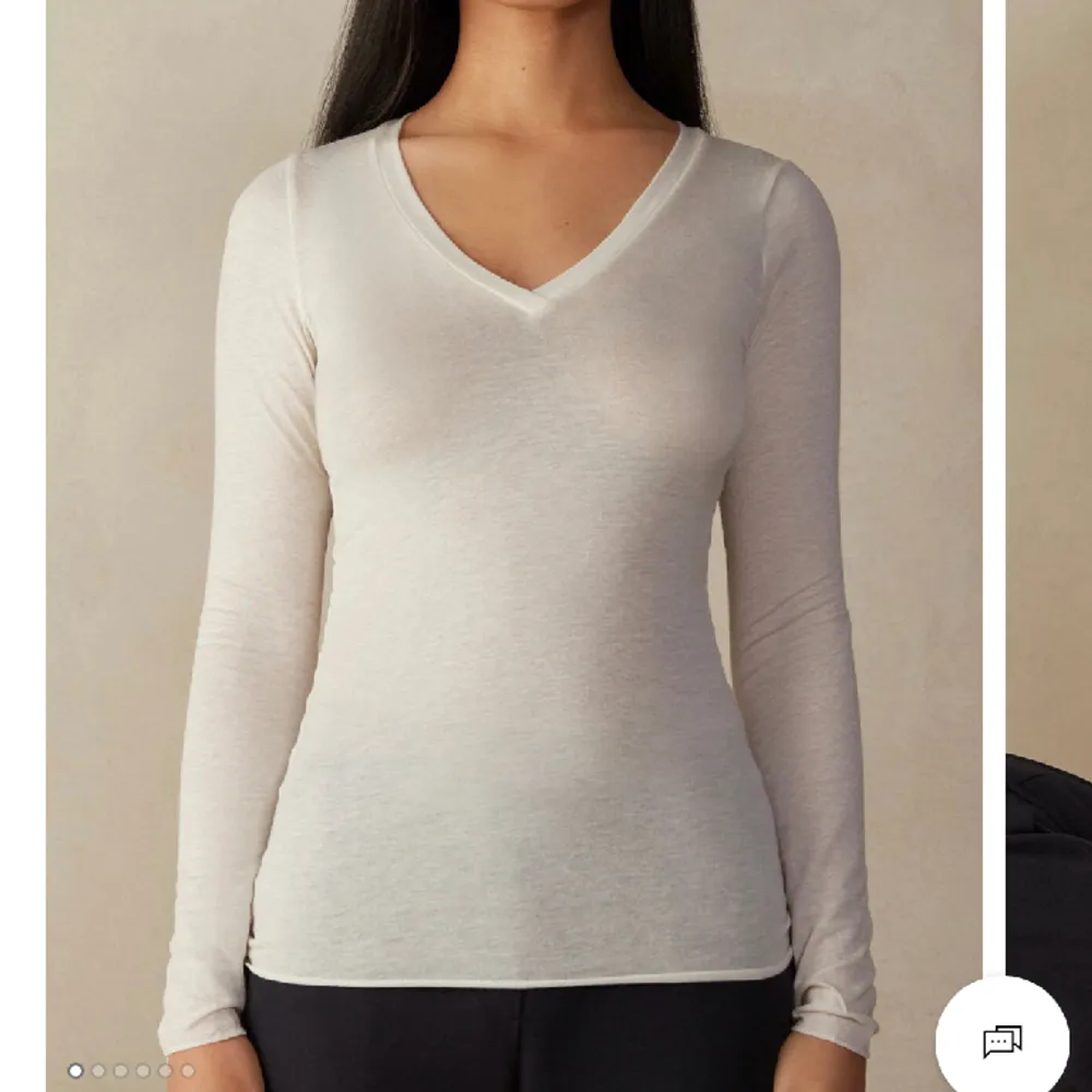 En helt ny vit urringad intimissimi tröja, använd Max 2 gånger!💞 Säljer då den ej kommer till användning💞. Toppar.