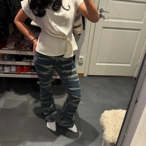 Randiga jeans  - Så coola och trendiga randiga jeans, lågmidjade! Jag på bilden är 165💕