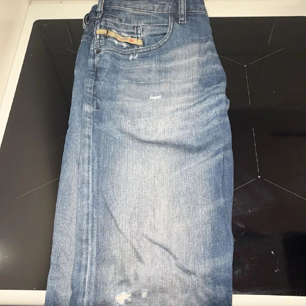 Hej! Säljer nu mina feta diesel jeans då de inte kommer till användning. Riktigt snygga och bra skick. Strl. 32. Nypris 1600kr. Jeans & Byxor.