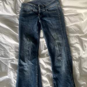 Så snygga lågmidjade jeans från Pepe jeans som inte kommer till användning längre. Jättefint skick, nypris runt 600-700. Skulle passa någon som är 160-165 i längd💞💕
