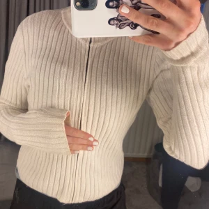 Stickad tröja  - Stickad tröja som är andvänd fåtal gånger💓 liten i storleken💓