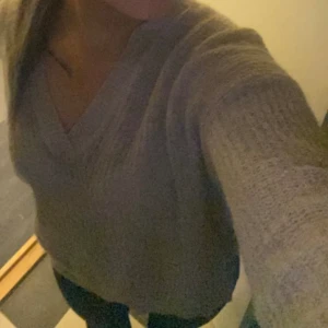 Stickad tröja - En lite tunnare, stickad tröja i en väldigt fin beige färg.Tyvärr är bilden dåligt taget med helt fel ljus. Skriv till mig så skickar jag fler bilder på tröjan 🥰