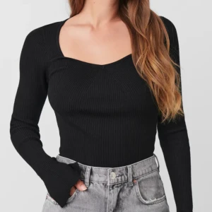 Ribbad topp - Säljer denna superfina ribbade topp med slits vid armarna. Säljer då dem är lite stor för mig. Funkar perfekt till skolan eller finare tillfällen. Använd fåtal gånger. Har gått upp lite vid ena armen (sista bilden) men går lätt att sy ihop igen💕