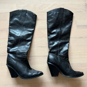 Svarta boots med klack🍒 - Jättecoola boots som jag köpt här på plick för ett tag sedan. Det står inte vilken storlek de är men passar mig som har 40 i vanliga fall. Pris går att diskuteras vid snabb affär!💫