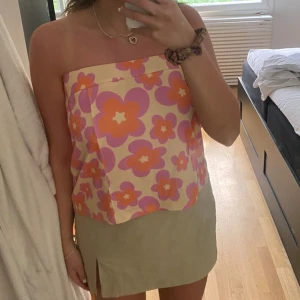 Princess Polly kjol - Säljer min princess polly kjol som även går att använda som topp 🩷🩷 använd 2 gånger och passar storlek M 75 kr vid snabb affär