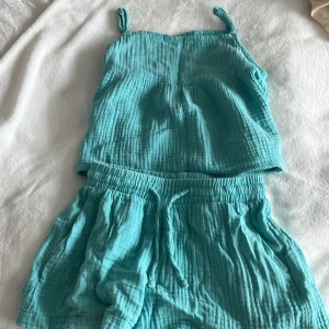 Ett linne och shorts sätt - De är i storlek 130-140 men ganska stort så det passar nog för andra storlekar med🫶🏻