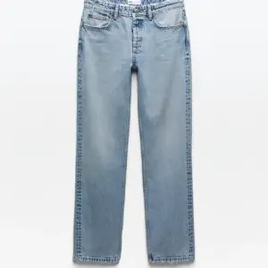 Bra skick, straight mid rise jeans från zara💋 köpta för typ 350