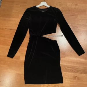 Svart klänning - Jättefin klänning med en fin detalj, endast använd en gång vid nyår 💗