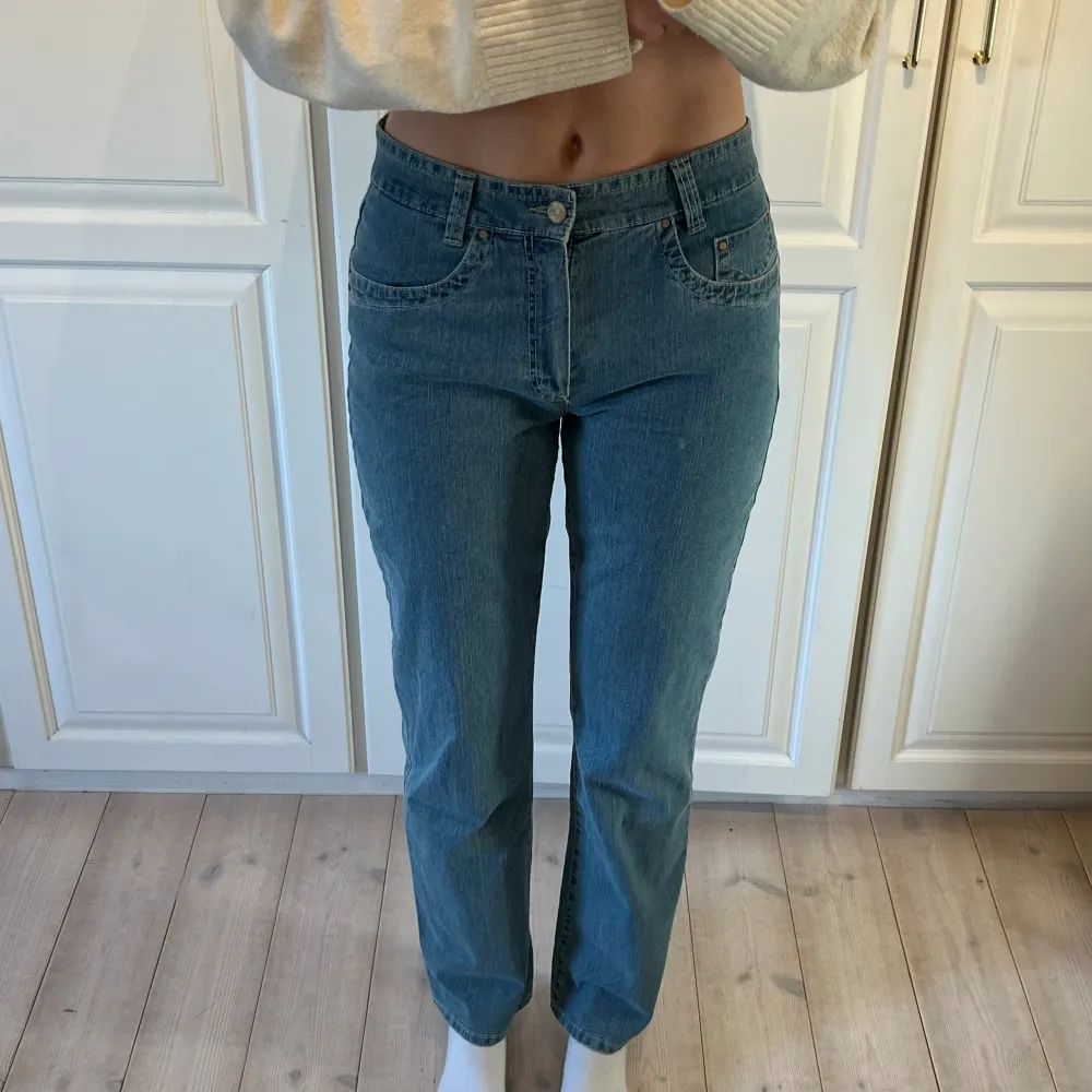 Så snygga jeans med coola detaljer vid fickorna! Säljer då de är lite korta för mig som är 177. Låg/medel i midjan❣️ Storlek: 40/M. Jeans & Byxor.