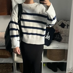 Randig stickad tröja  - Randig stickad tröja strl S, 200kr