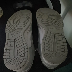 Nike dunk low wolf grey - Ett par otroligt snygga skor med ett bra skick är nya men fortfarande lite crease framme. Ingen spricka såvitt jag ser. Man kan ta bort cresean med ett strykjärn och en fuktig handduk. Tillkommer crease skydd och Nike sko låda den originella.