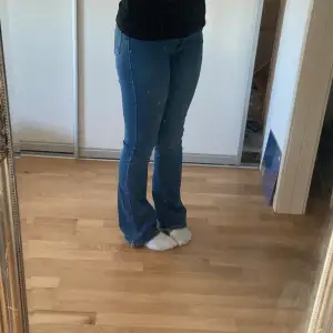 Säljer dessa jeans pga kommer inte till användning! Precis samma som mina förra jeans jag la ut förutom att det är en annan färg! Använd några få gånger, superfint skick!! Jätteskönt och stretchigt material. Köpta för 300kr på bikbok🤗💕