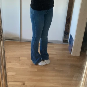 Blåa flare lowrised jeans  - Säljer dessa jeans pga kommer inte till användning! Precis samma som mina förra jeans jag la ut förutom att det är en annan färg! Använd några få gånger, superfint skick!! Jätteskönt och stretchigt material. Köpta för 300kr på bikbok🤗💕