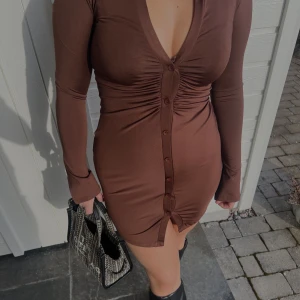 Brun klänning  - Brun klänning från Nelly, den är i fint skick. Slutsåld på hemsidan🩷