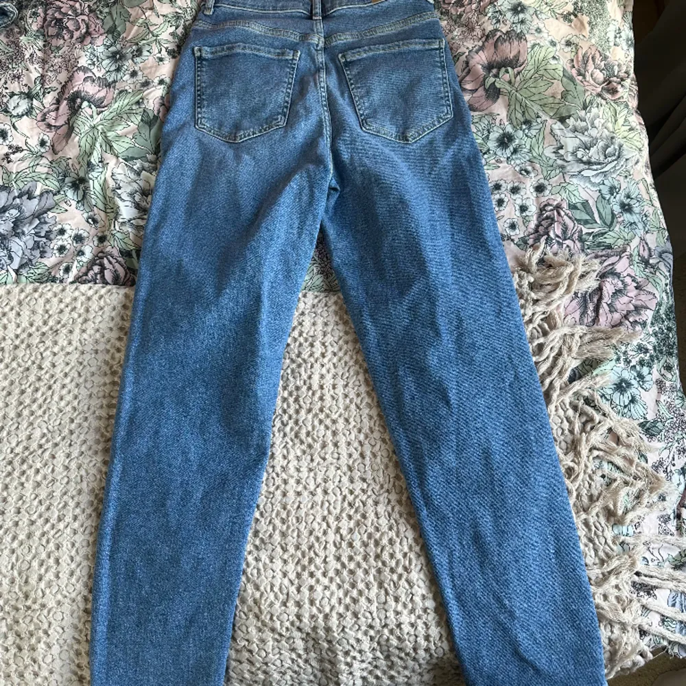 St 36, Gina tricot aldrig använda . Jeans & Byxor.