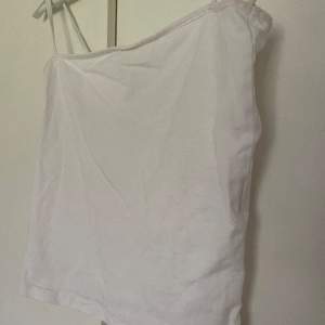 Ett snyggt vitt linne som är halvt magtröja men är väldigt fin och skön att ha. Säljer då den inte kommer till användning 