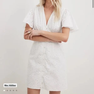 Vit klänning  - Vit klänning, endast testad. Prislapp kvar. Perfekt  nu till sommaren eller studenten. Köpt för 499