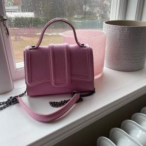 Liten rosa väska från Zara, endast använd nån enstaka gång så superfint skick