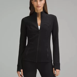 Lululemon Define Jacket - Säljer Lululemons Define Jacket då den var för stor. Sista bilden är förra ägarens. Aldrig använd av mig. Mycket fint skick! Lappen är bortklippt men storlek 10/M enligt förra ägaren, verkar rimligt.