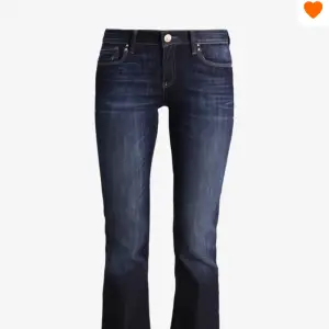 Så snygga mörkblå jeans från mavi. Köpta på plick fast aldrig använda eftersom de inte passa. Jätte bra skick Köparen står för frakten ❤️