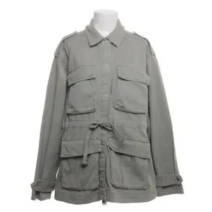 Militärgrön vårjacka - Den perfekta vårjackan i den perfekta gröna färgen!! Så snygg modell med fickor och att man kan dra åt den i midjan. Funkar för flera storlekar beroende på hur oversize man gillar🥰