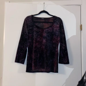 Lila sammetströja  - Svincool lila sammetströja med blommönster och glitterdetaljer! Är jätteosäker på storleken men skulle säga m-l. Bra skick!!!