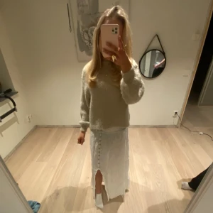Vit lång kjol - Super söt vit lång kjol med knappar. Använd fåtal gånger, inga defekter eller liknande🥰Jätte fin nu till våren och till sommaren🌸Köpt i Smögen förra året🥰