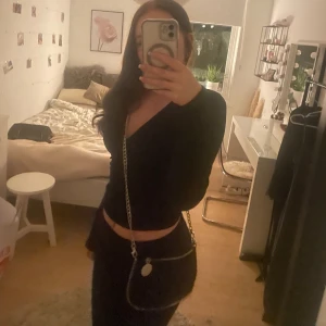 Liten handväska  - Säljer denna fina svarta väskan då den inte används. Den passar perfekt när man vill ha en liten väska att ha med sig överallt 💕Knappt använd. 