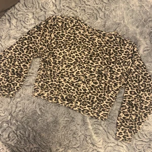 Leopardmönstrad tröja Lindex XS - Fin leopardtröja med större ärmar som smalnar av vid handleden 🖤🐆  Strl XS  Den är väldigt kort, skulle säga att den slutar strax vid naveln 🥰