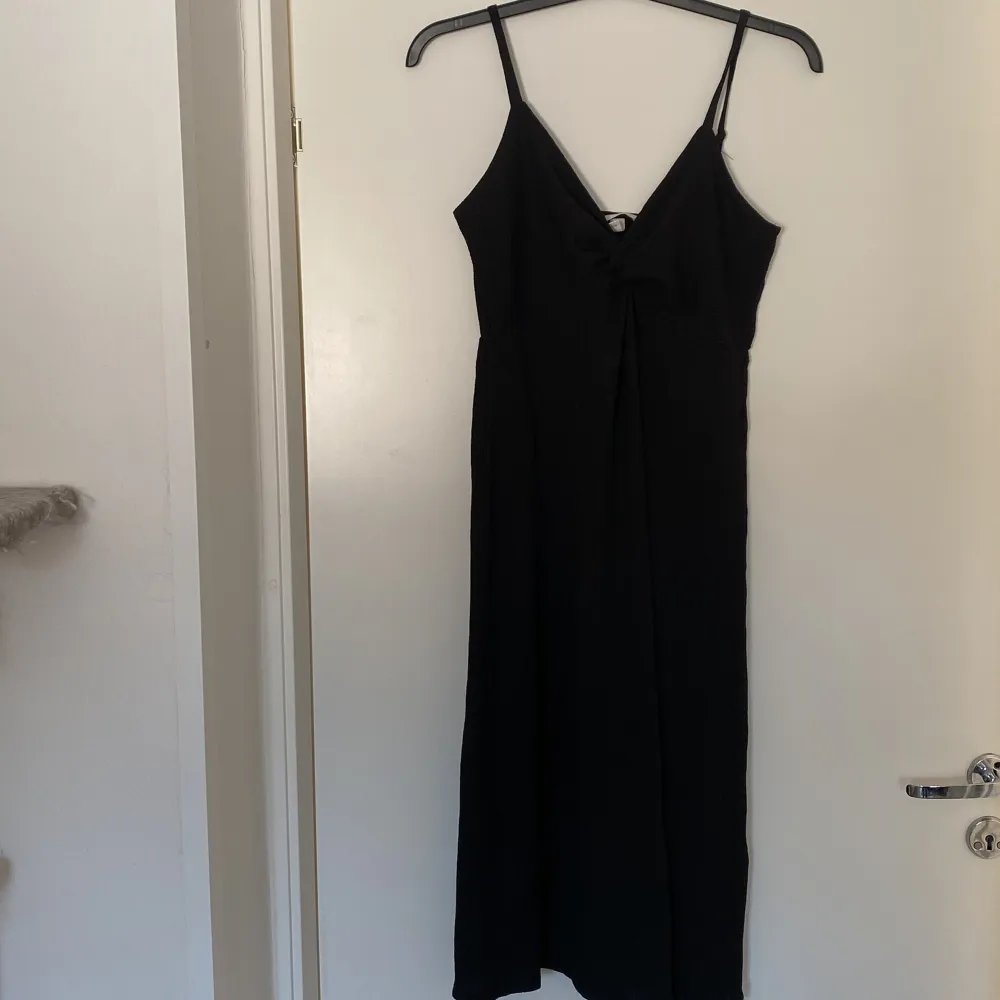 Svart klänning från H&M i storlek S🖤 Använd 1 gång. Klänningar.