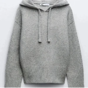 Stickad hoodie - Säljer denna super fina stickade hoodien från zara som är rätt eftertraktad och slutsåld! Så fint skick! Och enbart använd 3 gånger ungefär! Rätt liten i storleken!