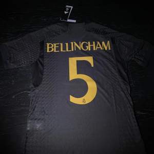 En mycket fin Bellingham tröja! Real Madrids 2023/24 3rd kit! Tröjan är helt ny och oanvänd! Club World Cup patch på brösten och UCL patch på ärmen! Tröjan är även player version! Storlek: S