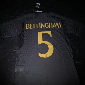Bellingham tröja - En mycket fin Bellingham tröja! Real Madrids 2023/24 3rd kit! Tröjan är helt ny och oanvänd! Club World Cup patch på brösten och UCL patch på ärmen! Tröjan är även player version! Storlek: S