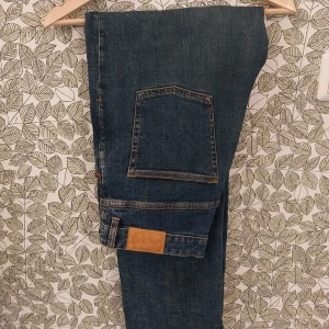 Höga jeans - Jeans från Monki med hög midja.