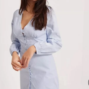 Blå klänning - Blå klänning, liknar den från Adoore. Oanvänd med lapp kvar. Bjuder på frakten vid snabbt köp