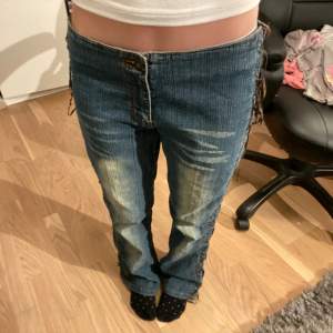 Washed flare jeans med ”tråd” knytning längst båda benen. Köpt på en vintage butik så märket är okänt💕 Fick inte plats med alla bilder så bara att fråga om flera bilder isf!   Står även ingen storlek men skulle säga runt XS/S