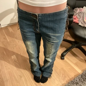 2000s Flare jeans washed - Washed flare jeans med ”tråd” knytning längst båda benen. Köpt på en vintage butik så märket är okänt💕 Fick inte plats med alla bilder så bara att fråga om flera bilder isf!   Står även ingen storlek men skulle säga runt XS/S