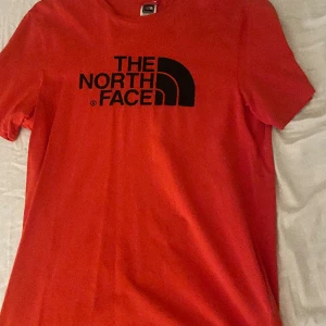 The North Face t-shirt - Jag säljer denna tröja då den är för liten och har bara hängt på en galge. 10/10 i skick och har inte en endaste fläck. Den sitter mycket bra i storleken också. Köparen står för frakt