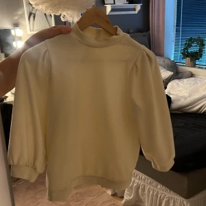 Trekvartsärm tröja 💕 - Säljer då den sitter för tight, använd 1 gång💕färgen är typ smutsvit/ beige💕pris kan diskuteras! 