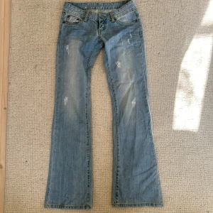 Lågmidjade bootcut jeans - Älskar men tyvärr försmå för mig Midjemått: 72cm Innerbenslängd: 80cm