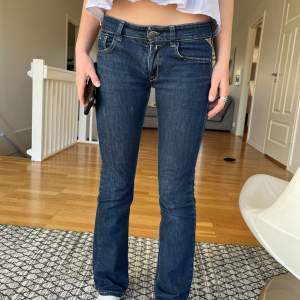 Superfina, men har för många par jeans och behöver sälja av! Mycket bra skick, knappt använda💕Mått rakt över: 37,5 cm, innerbenslängd: ca 78 cm☺️ Pris är diskuterbart vid snabb affär!