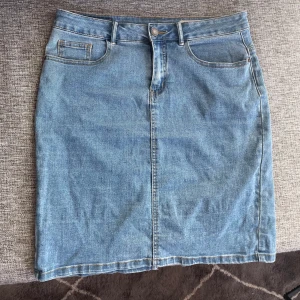 Vero Moda Kort formad denimkjol med slits bak - L men kort, passar även en M.  