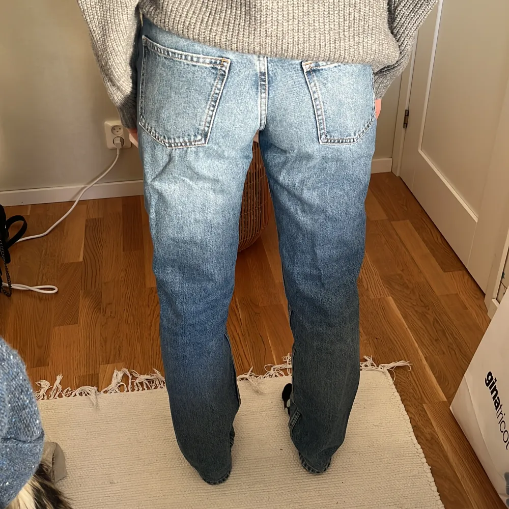 Ett par blå low waist jeans från zara i storlek 38🌸 knappt använda och i bra skick! Vid frågor skriv gärn till mig💕. Jeans & Byxor.