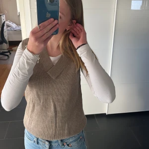 Stickad väst  - Stickad tröja, aldrig använd och har lappen kvar!