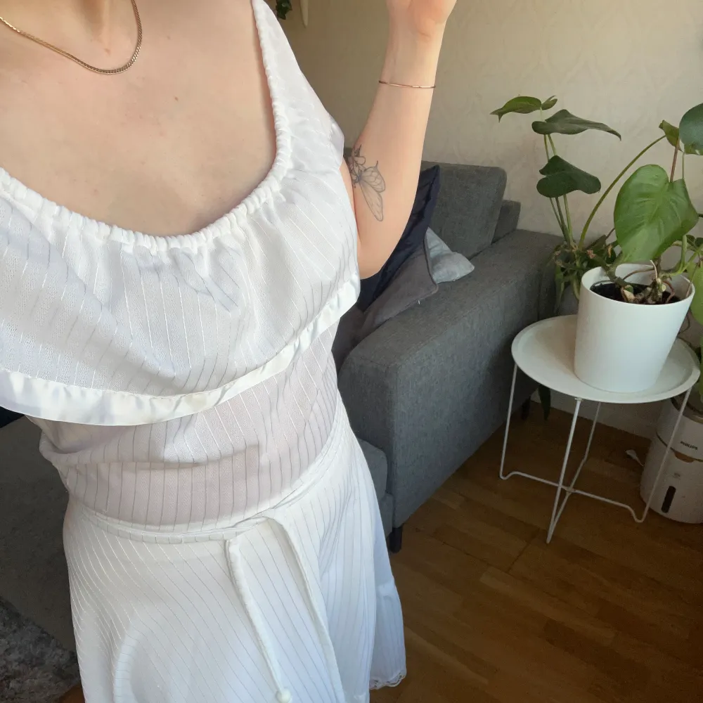 Vintage vit klänning från H&M, utgånget sortiment sen länge. Knappt använd. Storlek 38. Perfekt till studenten om du gillar gammalt klassiskt🫶🏼Tryck ej på köp, utan kontakta mig! Samfrakt vid flera köp💓 . Klänningar.