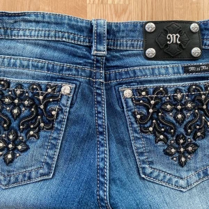 Miss me jeans  - Säljer ett par super fina miss me jeans , i modell straight storlek 28, i en mellan blå färg ( färgen ser ut som på bild 1 ) . Köpt för cirka 2300 säljer för 800. Pris kan diskuteras . Inga slitningar , ser nya ut. Hör av er vid fler bilder 🙏
