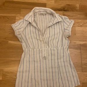 Super söt y2k Coquette ljusblå topp!  - Jättegullig topp med ljusblåa ränder och söta detaljer Perfekt för sommaren! 